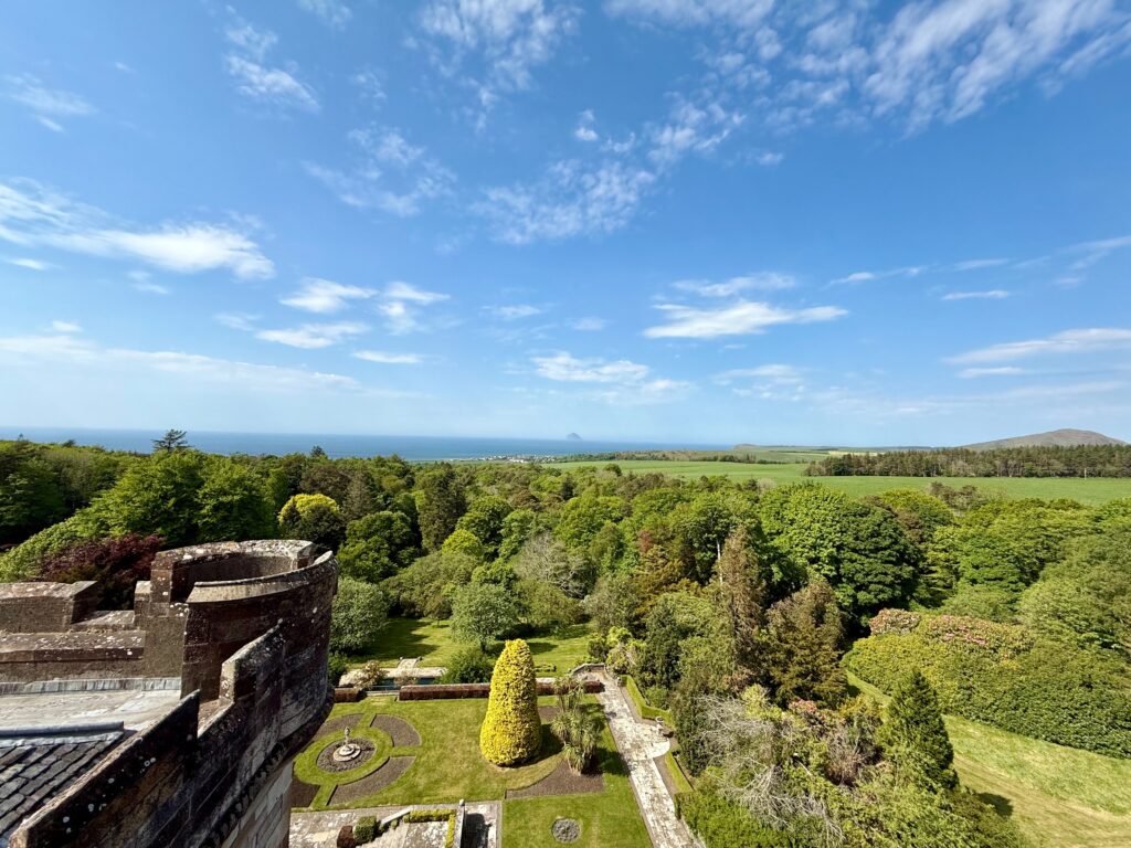 Blick von den Zinnen von Glenapp ins schottische Hinterland