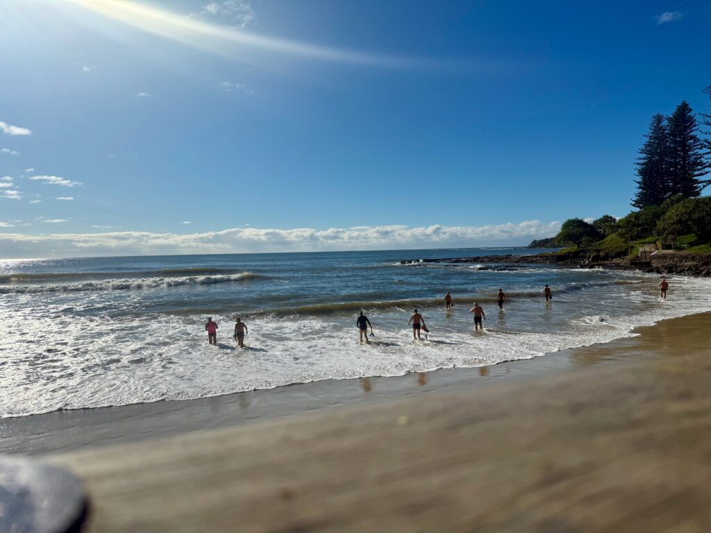 Die Lone Rpckers von Yamba gehen morgens um neun ins Wasser